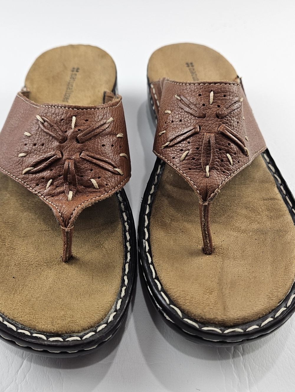 Womens 10M- Naturalizer Leather Thong Sandals Comfort Slip On Cushioned Footbed